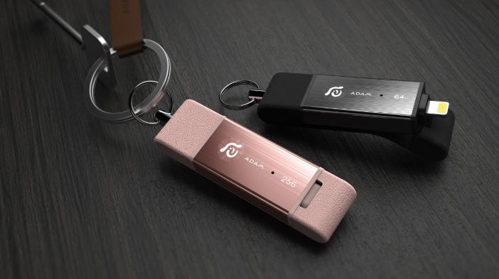 Easily Transfer Data From iPhone or iPad with iKlips Duo Thumb Drive